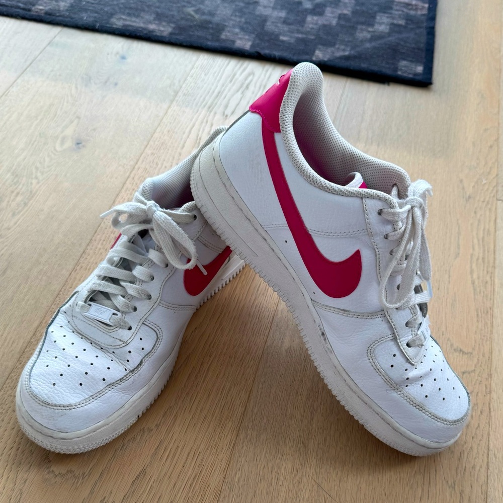 Nike Air Force 1 leather sneaker with pink logo